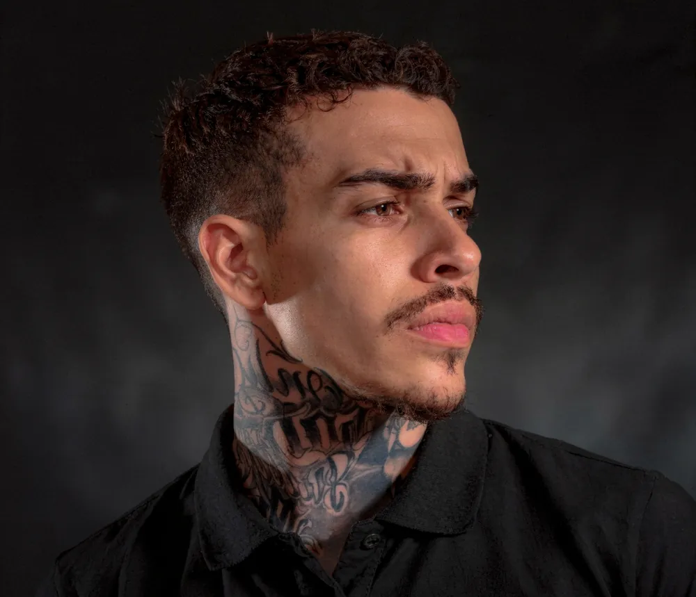 Luis Couto, de camisa polo preta, em retrato de estúdio